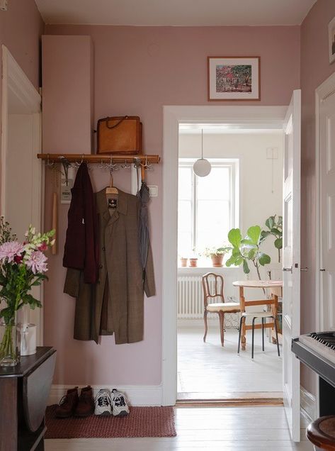 Pink Studio Apartment, Apartment Bookshelves, Hallway Wardrobe, Retro Apartment, Pink Studio, Small Entryways, Tiny Apartment, Pretty Decor, Pretty House