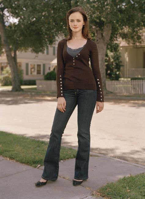 Gilmore Girls S5 Alexis Bledel as "Rory Gilmore" Rory Gilmore Outfits, Gilmore Outfits, Rory Gilmore Style, Gilmore Girls Fashion, Gilmore Girls Outfits, Gilmore Girl, Alexis Bledel, Rory Gilmore, Character Outfits