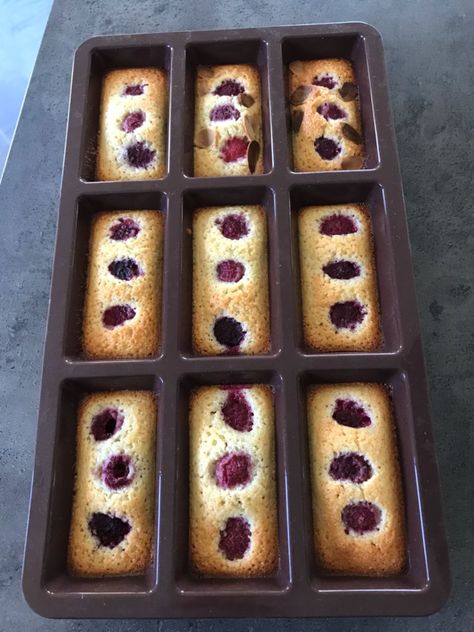 Mini financiers aux framboises de Mercotte - Recettes simples et rapides Friands Recipe, Mini Patisserie, Tea Biscuits, Cake Factory, Mini Desserts, Fruit Desserts, Mini Cakes, High Tea, Diy Food