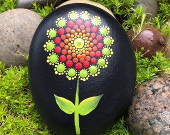 Hand Mandala, Mandala Painted Rocks, Art Pierre, Mandala Rock Art, Painted Mandala, Stone Art Painting, Rock Hand, Painted Rocks Craft, Painted Rocks Diy