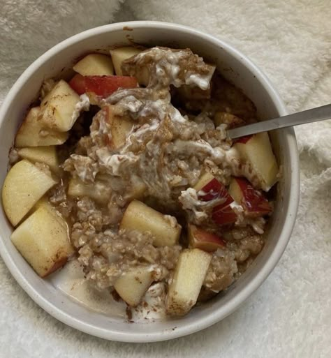 Yogurt Oats, Cinnamon Yogurt, Plats Healthy, Makanan Diet, Healthy Lifestyle Food, Healthy Food Motivation, Apple Cinnamon, Food Is Fuel, Food Obsession