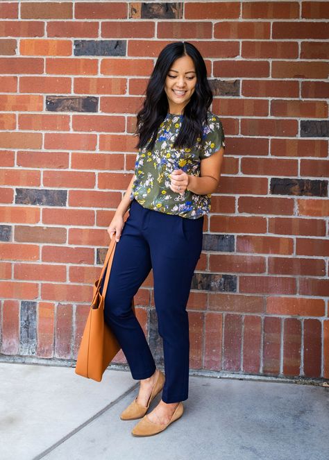 Navy Blue Pants Outfit Dressy, Flat Shoe Work Outfits Women, Elevated Casual Outfit Spring, What To Wear With Navy Pants, Navy Dress Pants Outfit Women, Early Fall Work Outfits, Navy Pants Outfit Work, Navy Blue Pants Outfit, Navy Pants Outfit