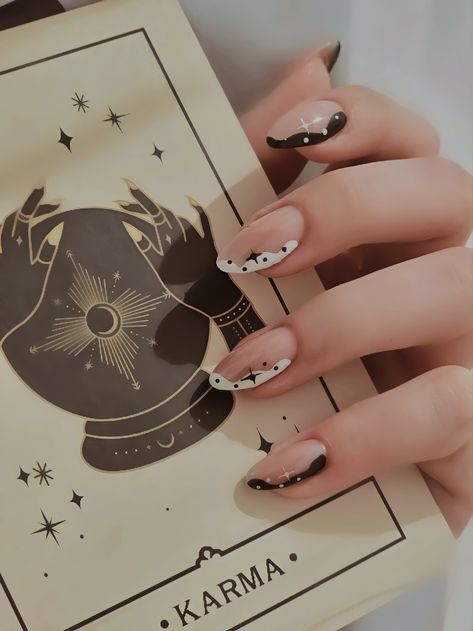 Black And White Witchy Nails, Tarot Cards Nails, Witchy Nails Aesthetic, Tarot Nail Art, Mystical Nail Designs, Tarot Card Nails, Tarot Nails, Nail Concept, Arcane Nails