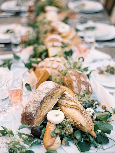 bread loaves as table centerpiece Food Centerpieces, Festive Bread, Cocktail Hour Food, Edible Centerpieces, Wedding Appetizers, Provence Wedding, Drink Bar, Herb Butter, Long Table