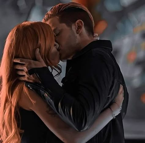 Clary And Jace Aesthetic, Clace Aesthetic, Clace Shadowhunters, Shadowhunters Aesthetic, Jace And Clary, Clary Und Jace, Blonde Couple, Clary Y Jace, Hunter Movie