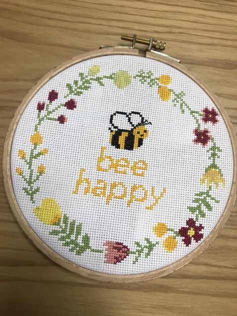 Cross Stitch Designs Modern, Cross Stitch For Baby, Cross Stitch Gifts, Bee Cross Stitch, Cross Stitch Cute, Baby Cross Stitch, Flower Cross Stitch, Flowers Cross Stitch, Funny Cross Stitch