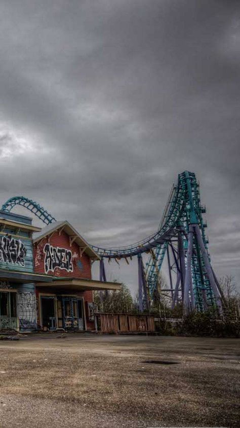 Six Flags New Orleans Hide Aesthetic, Six Flags New Orleans, Abandoned Theme Parks, Punk 57, Abandoned Amusement Parks, Only In My Dreams, What Could Have Been, Rihanna Photos, Aesthetic Places