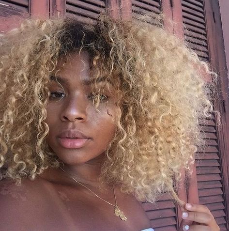 Blonde Afro, Blonde Natural Hair, Curly Fro, Dyed Curly Hair, Natural Curly Hair Cuts, Highlights Curly Hair, Mixed Curly Hair, Brown Hair Dye, Big Curly Hair