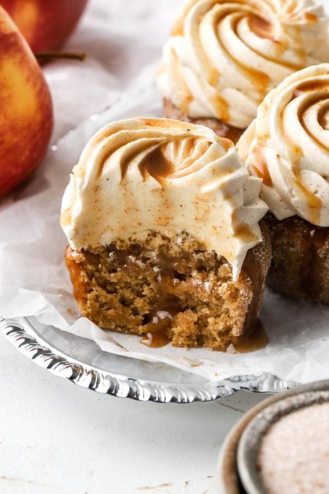 Apple Cider Cupcakes - Baran Bakery Apple Cider Buttercream, Apple Cider Cupcakes, Apple Cider Caramel, Cider Donuts Recipe, Apple Cider Donuts Recipe, Apple Cider Donuts Baked, Baked Cake, Apple Cupcakes, Apple Cider Caramels