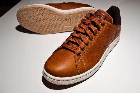 Brown Sneakers Outfit Men, Brown Sneakers Outfit, Sneakers Outfit Men, Rod Laver, Brown Leather Sneakers, Adidas Store, Sneaker Outfits, Kicks Shoes, Sneakers Mode