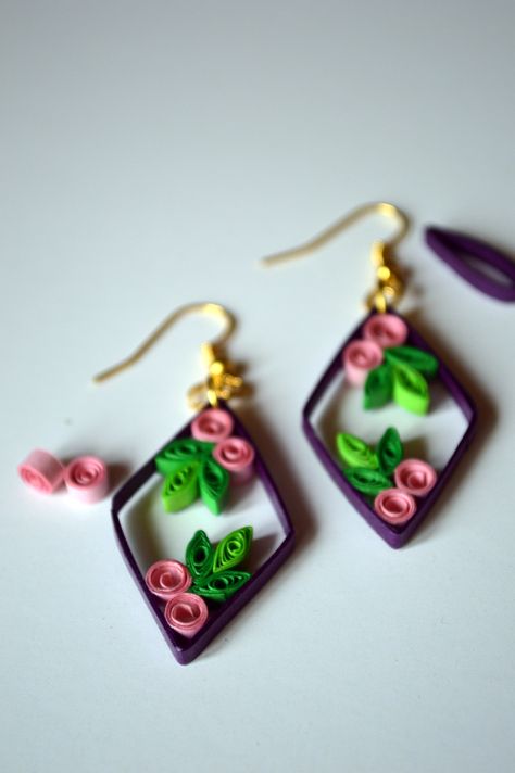 Quilling Earrings Easy, Paper Quilled Earrings, Diy Quilling Earrings, Earrings Quilling, Roses Earrings, Quilling Jewellery, Quilling Flower Designs, Paper Quilling Earrings, Earrings Paper