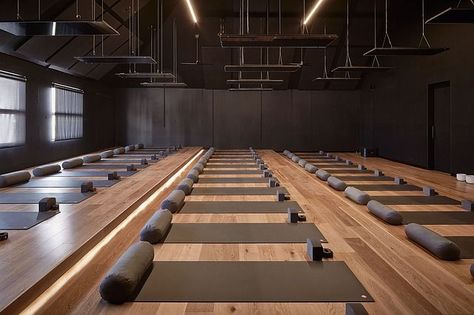 Yoga Studio Design Ideas, Yoga Studio Interior, Hot Yoga Studio, Spin Studio, Interior Cladding, Yoga Studio Design, Gym Interior, Deco Studio, Yoga Space