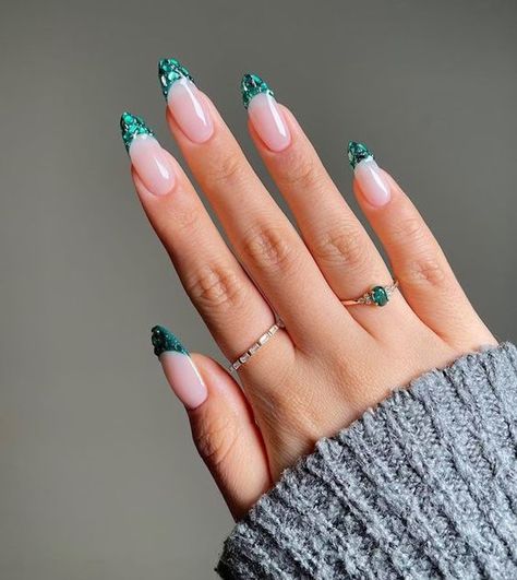 Emerald Green Chrome Nails, Mylar Nails, Mint Green Nails, Emerald Nails, St Patricks Day Nails, Dark Green Nails, Chrome Nails Designs, Green Nail Designs, Sweater Nails