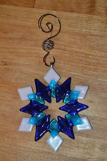 Fused Glass Snowflakes, Vitrofusion Ideas, Glass Snowflakes, Sea Glass Mosaic, Glass Fusion Ideas, The Outlaw, Fused Glass Artwork, Glass Christmas Decorations, Fused Glass Ornaments