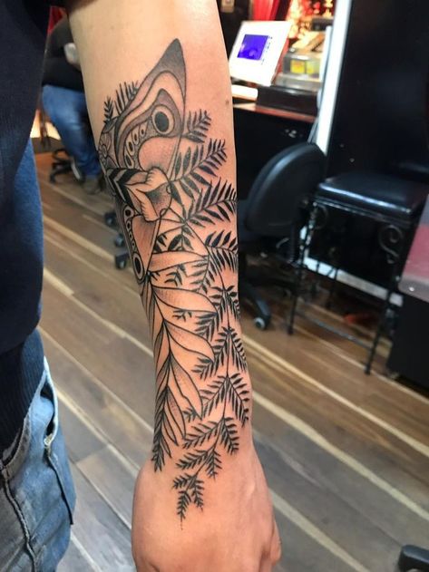 Elle Tattoo Last Of Us, Tlou Tattoo, Ellie's Tattoo, F Tattoo, Ellie The Last Of Us, Around Arm Tattoo, Skull Beard, Fern Tattoo, Pirate Tattoo