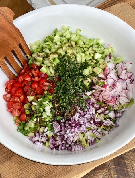 Easy Fattoush Salad - Hungry Happens Middle Eastern Recipes Arabic Food, Bread Salad Recipe, Hungry Happens, Eat Green, Fattoush Salad, Easy Mediterranean Diet Recipes, Refreshing Salad, Lebanese Recipes, Mediterranean Dishes