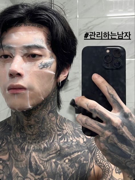 Heavily Tattooed Guys, Korean Guys With Tattoos, Korean Tattoos, Yakuza Tattoo, Blood Art, Hot Asian Men, Boy Tattoos, Cute Asian Guys, Cool Poses