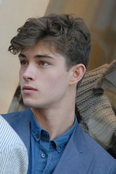 Ezra. Ben's twin. Only Eden knows which twin is the eldest. Angel. Earth powers. Extremely questioning. Likes archaeology, equations and lipstick. Francisco Lachowski, Corte De Cabelo Masculino, Boys Over Flowers, Boys Haircuts, Boy Hairstyles, Future Boyfriend, Male Face, Haircuts For Men, Male Model