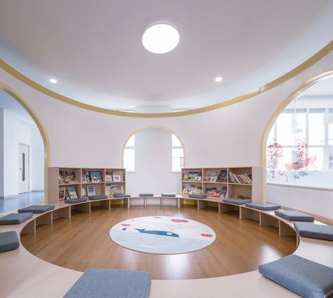 Daycare Design Ideas, Artsy Interior Design, Public Library Design, Kindergarten Interior, Classroom Interior, Daycare Design, Kindergarten Design, Childrens Library, Library Architecture