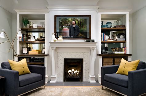 Tv Mirror, Tv Above Fireplace, White Built Ins, Design Camino, Tv Over Fireplace, Family Room Fireplace, Small Room Design, Basement Decor, Living Room Mirrors