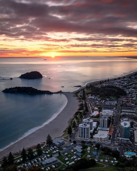 Views from Mount Maunganui, Bay of Plenty 🇳🇿 #LifeOfNewZealand ��� Mount Maunganui, New Zealand Landscape, Bay Of Plenty, Travel Work, Auckland New Zealand, New Zealand Travel, Auckland, Insta Travel, Promo Codes