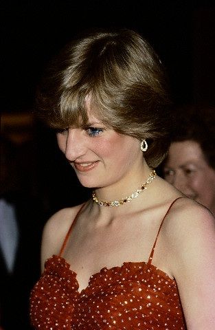 Lady Diana wearing the Ruby and Diamond Link Necklace at the premiere of 'For Your Eyes Only' at the Odeon Leicester Square cinema on July 24, 1981 before her marriage to Prince Charles. Princess Diana Jewelry, Ruby Choker, Prins William, Princess Diana Fashion, Prins Harry, Princess Diana Family, Princess Diana Photos, Princes Diana, Diana Fashion