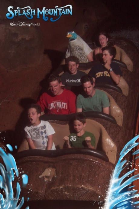 The origin of "Everyday we stray further from god". Roller Coaster Pictures, Rollercoaster Funny, Funny Disney Pictures, Humor Disney, Disney World Pictures, Funny Poses, Splash Mountain, 웃긴 사진, Disney Funny