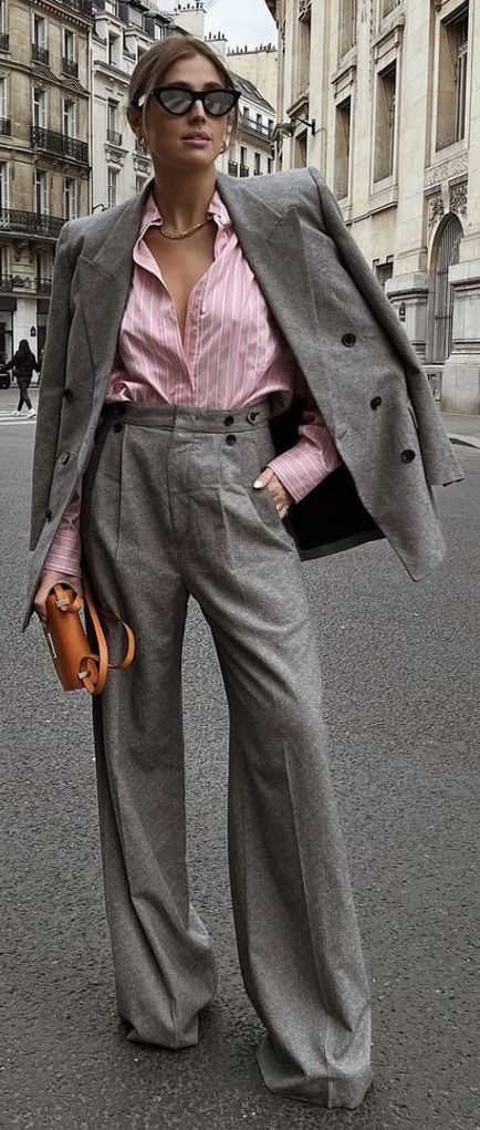 Grey Blazer Outfit Work, Grey Trousers Outfit Women, Pinstripe Suit Women, Grey Blazer Outfit, Pink Shirt Outfit, Formal Pants Women, Grey Pants Outfit, Costume Gris, Light Grey Suits