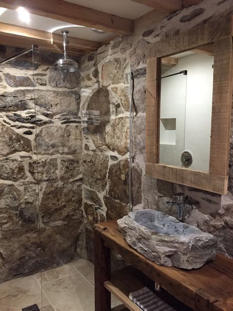 Tile For Shower Walls, Rustic Bathroom Shower, Rock Shower, Barn Bathroom, Small Bathroom Ideas Black, Log Cabin Interior, Bathroom Ideas Black, Stone Shower, Cabin Bathrooms