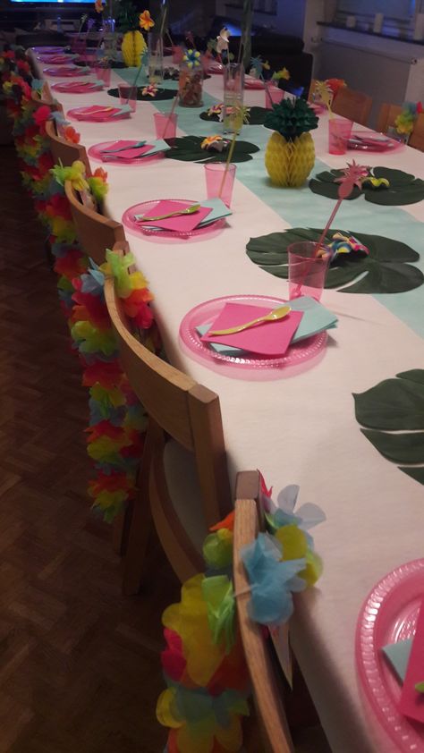 Moana Themed Sweet 16, Hawwain Theme, Hawai Party Decoration, Pool Party Table, Hawaiian Party Ideas, Hawai Party, Hawaii Theme Party, Hawaii Birthday Party, Moana Birthday Party Theme