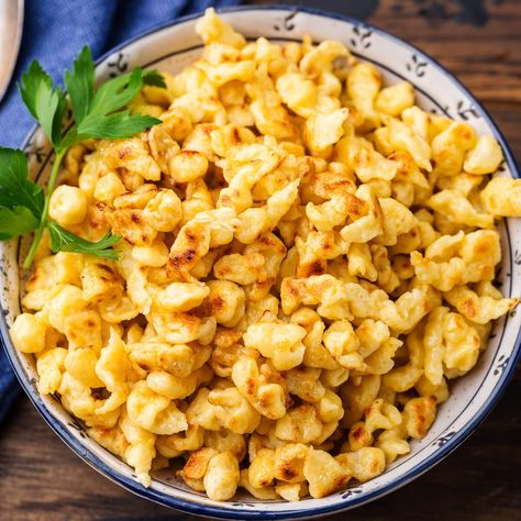 This easy homemade spaetzle needs just 4 ingredients and is the perfect side to so many of your favorite hearty main dishes! Speatzle Recipe, Beef Rouladen, Pizza Sides, Spaetzle Recipe, Light Pasta, German Food Authentic, Pasta Sides, Pasta Side Dishes, Italian Pasta Recipes