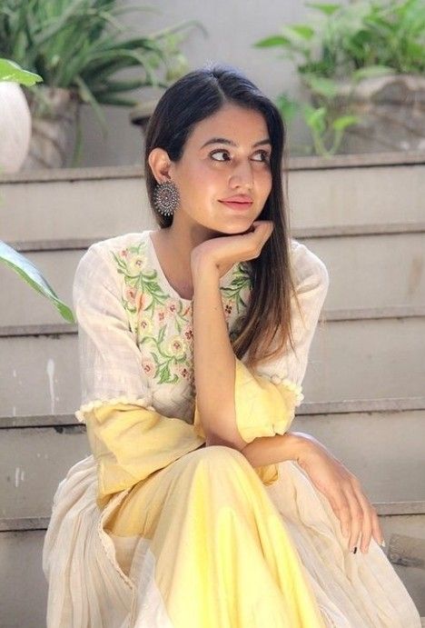 💛💛💛 Indian Dress Up, Suits Indian, Photoshoot At Home, Stylish Actresses, Women Photography, Beautiful Photoshoot, Photography Poses Women, Indie Fashion, Beautiful Smile Women