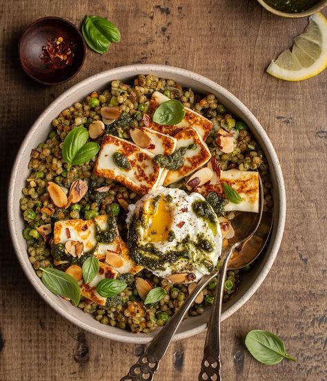 Couscous Bowl, Poached Egg Recipe, Bowls Recipes, Quinoa Dishes, Grilled Halloumi, Couscous Recipes, Meatless Mondays, Egg Recipe, Poached Egg