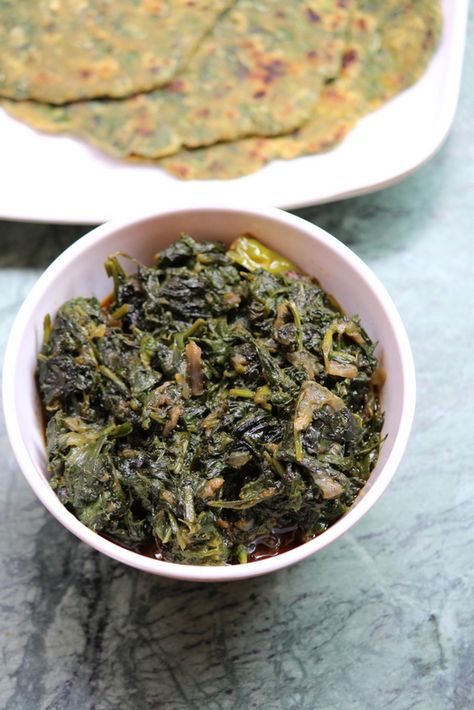 Palak sabji recipe is a basic sabji recipe made with spinach or palak leaves and is a very quick and simple recipe for beginners to eat with rotis or rice.. Methi Recipes, Sabji Recipe, Recipe For Beginners, Indian Veg Recipes, Indian Cookbook, Goan Recipes, Fried Fish Recipes, Indian Kitchen, India Food