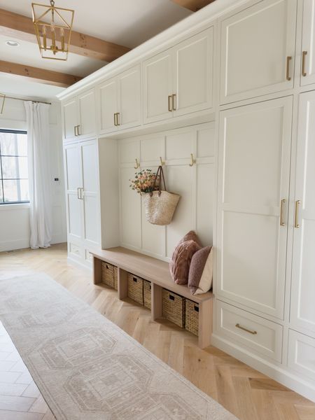 Mudroom Mudroom Bench Cabinets, Mudroom Ideas Modern, Mudroom Locker Storage, White And Wood Mudroom, Marble Mudroom, White And Gold Mudroom, Mudroom Wall With Bench, Mudroom Family Room Combo, Mudroom In Family Room