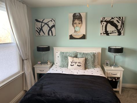 Audrey Hepburn Bedroom Ideas, Hollywood Bedroom Decor, Room Decor At Home, Audrey Hepburn Bedroom, Audrey Hepburn Room, Tiffany Inspired Bedroom, Tiffany Blue Rooms, Bedroom Planning, Tiffany Bedroom