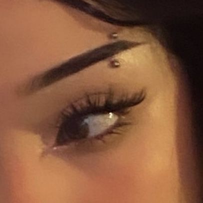 Sparkly Eyebrow Piercing, Eyebrow Peicerings, Vertical Eyebrow Piercing, Cool Piercings Face, Eyebrow Piercing Aesthetic, Face Piercing Ideas, Double Eyebrow Piercing, Eyebrows Piercing, Brow Piercing