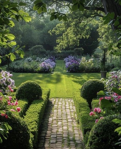 English Estate Gardens, California Garden Design, English Garden Design Ideas, Boxwood Hedges, Country Garden Design, English Garden Design, Backyard Garden Diy, Landscaping Retaining Walls, Estate Garden