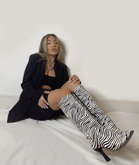 Zebra Print Boots Outfit, Zebra Boots Outfit, Winter All Black Outfit, Zebra Print Aesthetic, Zebra Print Boots, Print Boots Outfit, Zebra Boots, Short Boots Outfit, Aesthetic Boots