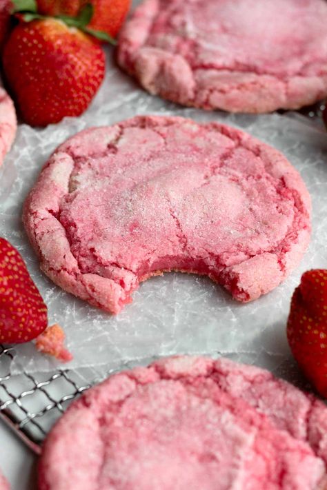 Strawberry Sugar Cookies, Strawberry Sugar, Strawberry Cookies, Vegan Baking, Sweet Stuff, Yummy Food Dessert, Just Desserts, Sugar Cookies, Sweet Recipes