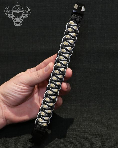 🪢 Stitched Solomons Dragon Paracord Bracelet 🪢 . CORDS: Black 550, Reflective Gold Diamond 550 STITCHING: Glow in Dark White MicroCord & NanoCord . #eastandbulldesign #paracord #paracordbracelet #glowinthedark #surferbracelet #handmade #hobby Paracord Tutorial, Dark White, Surfer Bracelets, Glow In Dark, Paracord Bracelet, 550 Paracord, Paracord Bracelets, Paracord, Glow In The Dark