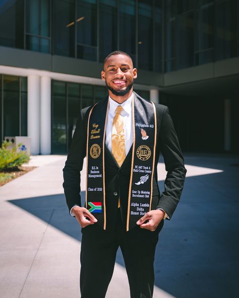 Graduation Outfit Ideas Men Cap And Gown, Graduation Inspo Pics Aesthetic, Hbcu Graduation Pictures Men, Convocation Outfit Graduation Men, College Graduation Outfit Ideas Men, Black Men Graduation Pictures, Convocation Poses, Masters Photoshoot, Student Photoshoot