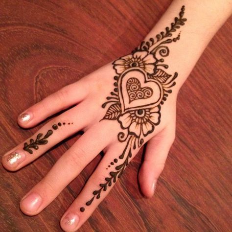 Beginners Henna Designs, Whole Hand Henna, Inai Simple Cantik, Matching Henna Designs, Simple Mehndi Patterns, Simple Henna Patterns, Henne Tattoo, Inai Pengantin, Cute Henna