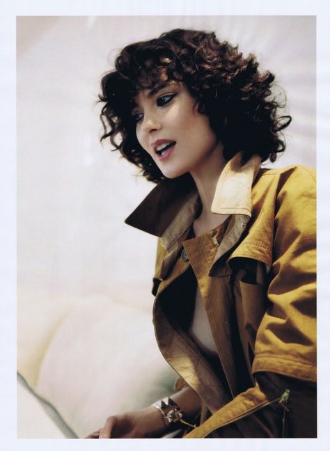 Shalom Harlow Glen Luchford, Shortish Hair, Shalom Harlow, Mia Wasikowska, Curly Waves, Curly Hair With Bangs, Hair Clips Girls, Hair Life, Curly Hair Tips