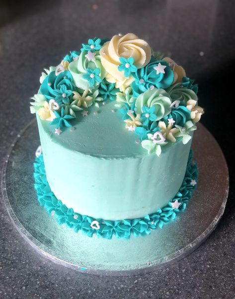 Beautiful Cake Decoration, Buttercream Blue Cake, Teal Birthday Cake For Women, Teal Cake Ideas Birthday, Turquoise Cake Birthday, Turquoise Cake Ideas, Teal Cake Ideas, Flower Cake Simple, Teal Cakes