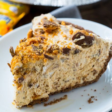 Party Food Main Dish, Butterfinger Pie Recipe, Snickers Caramel Apple Salad, Butterfinger Pie, Chocolate Graham Cracker Crust, Easy Pie Recipes, Chocolate Graham Crackers, Super Party, Food Party