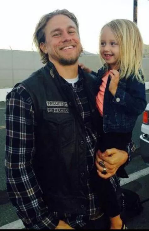 Charlie Hunnam with his niece. Charlie Sons Of Anarchy, Jax Sons Of Anarchy, Sons Of Anarchy Samcro, Jesse Williams, Jax Teller, Andrew Lincoln, Big Sean, Celebrity Dads