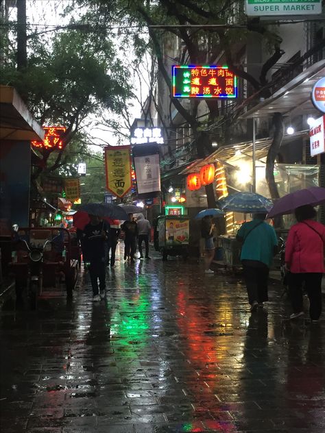 Muslim Quarter on a Rainy evening. Xian China Xian China Aesthetic, Xian China, Rainy Evening, Rainy Street, Study In China, Magazine Japan, Japan Landscape, Life Abroad, Cinematic Photography