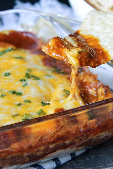 5 Layer Cream Cheese Chili Dip Cream Cheese Chili Dip, Cheese Chili Dip, Cream Cheese Chili, Chili Cream Cheese Dip, Appetizers Football, Football Appetizers, Chili Cheese Dips, Chili Dip, Cream Dip