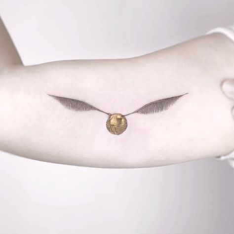 Mini Tattoos Arm, Snitch Tattoo, Quidditch World Cup, Fandom Tattoos, Harry Tattoos, Homemade Tattoos, Hp Tattoo, Simple Tattoos For Women, Harry Potter Tattoos